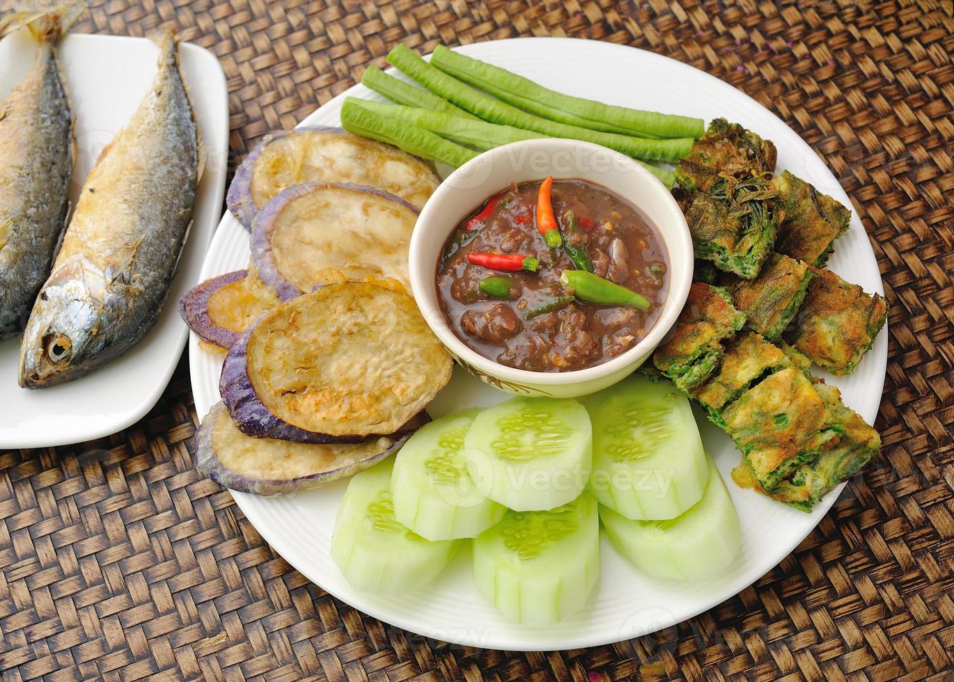 comida tailandesa, cavala frita com molho de pimenta e vegetais fritos com ovo foto