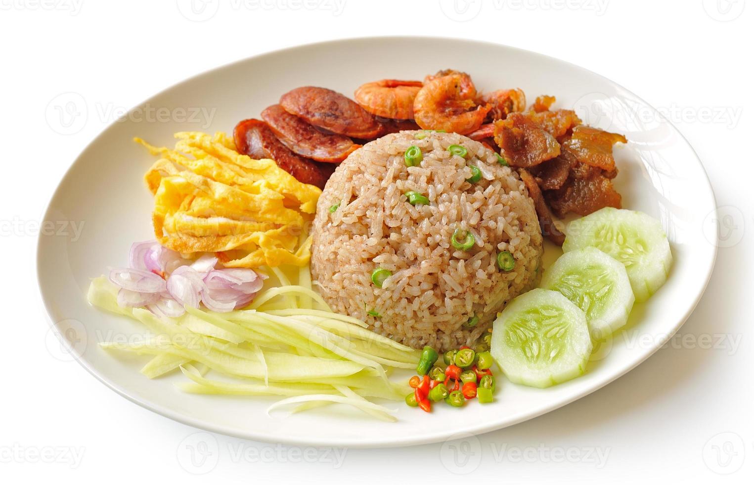 arroz frito com pasta de camarão, comida tailandesa foto
