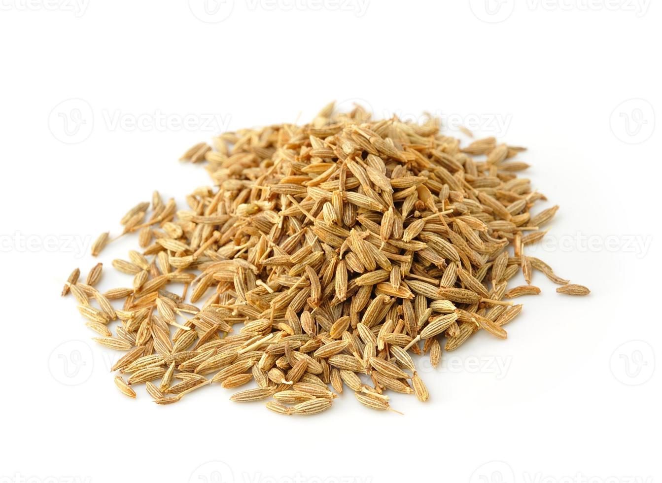 pilha de sementes de cominho isolada no fundo branco foto