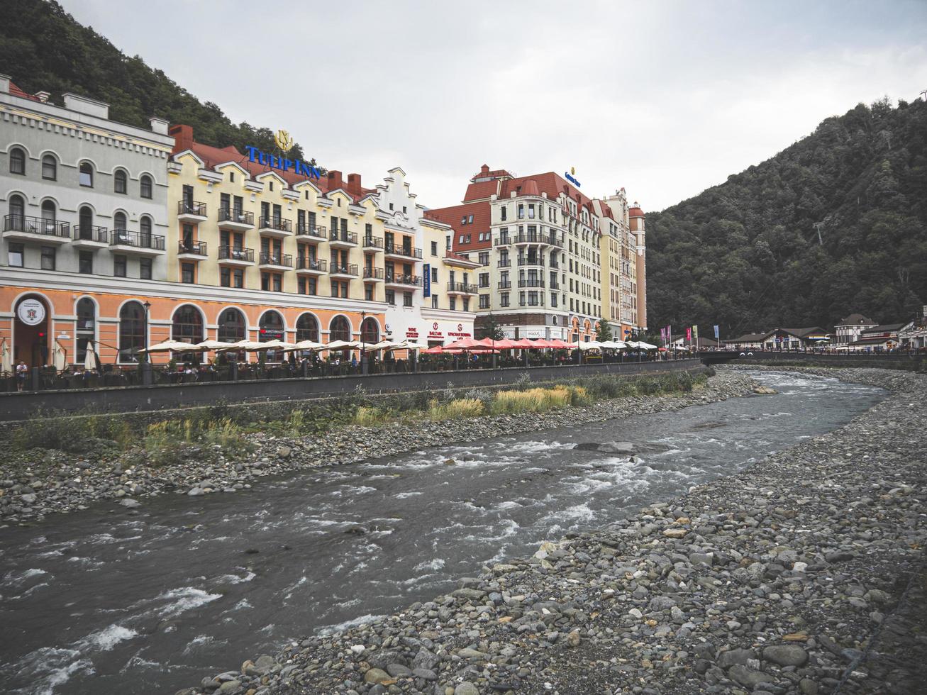 rio da montanha e belos edifícios em roza khutor, sochi, russia, 2019 foto