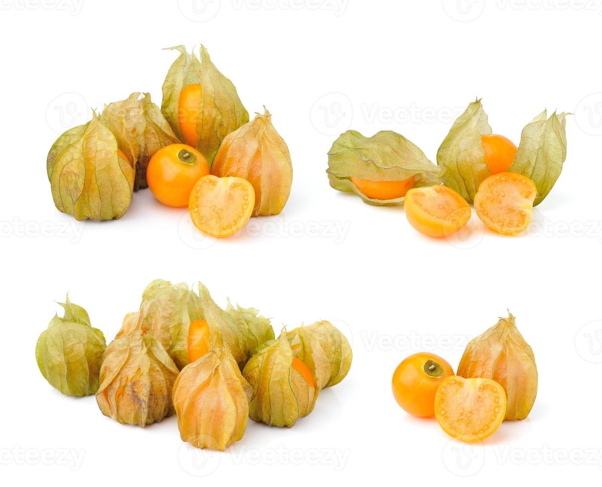 Physalis fresco isolado no fundo branco foto