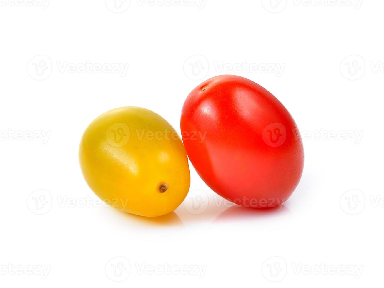 tomate cereja vermelho e amarelo, isolado no fundo branco. foto