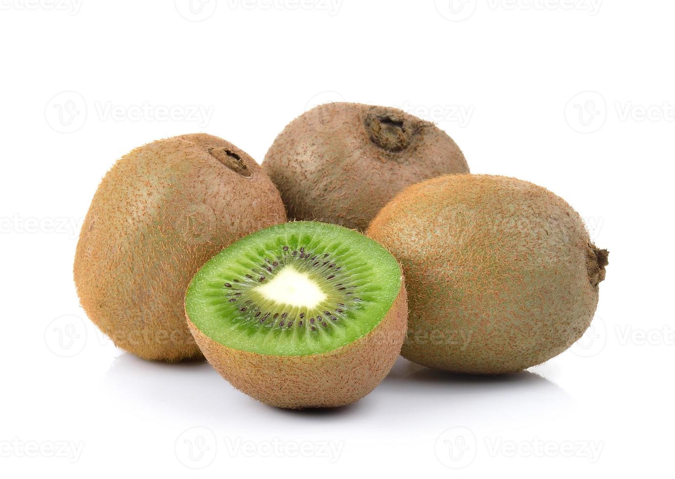 kiwi em um fundo branco foto