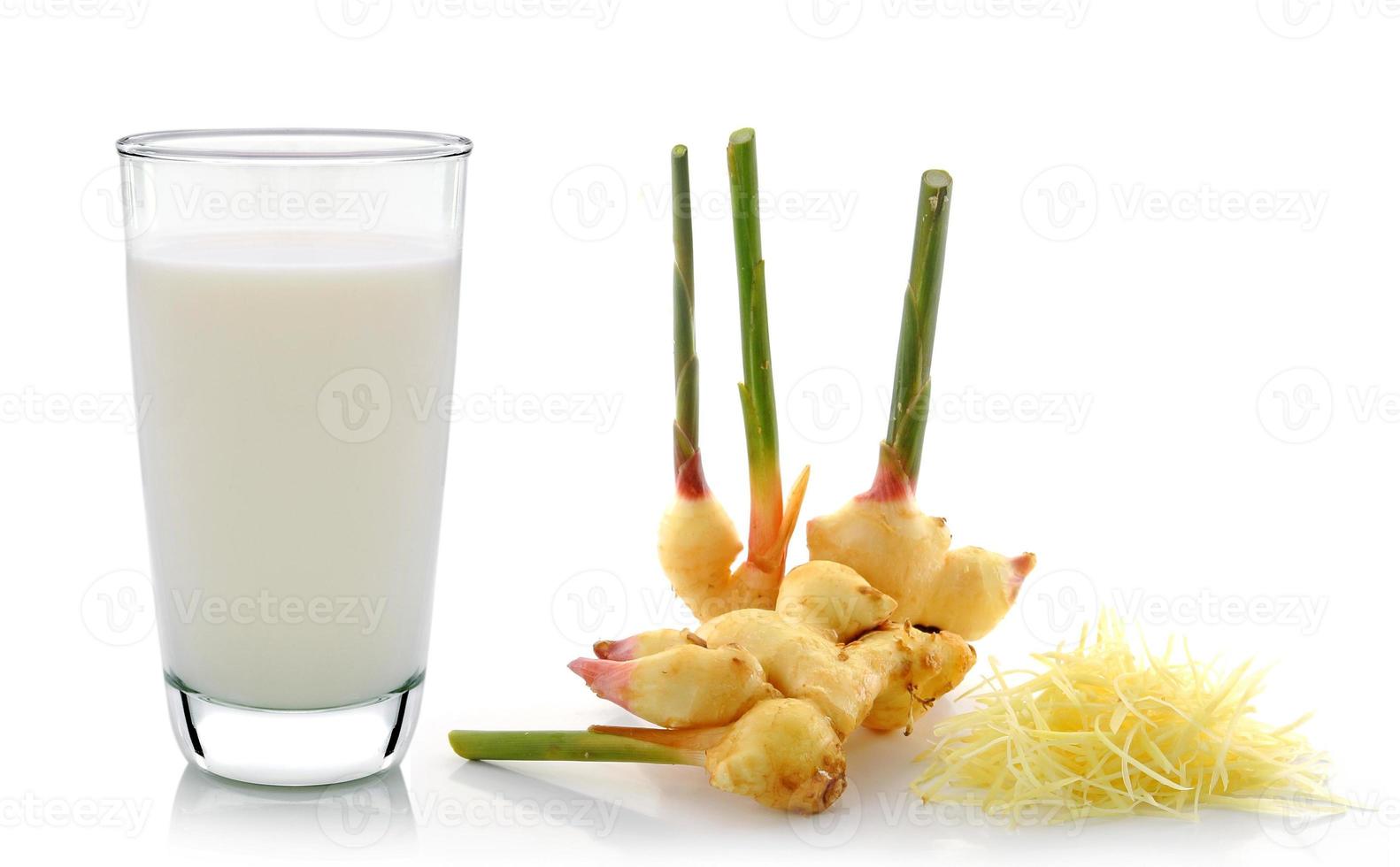 gengibre e copo de leite isolado no fundo branco foto