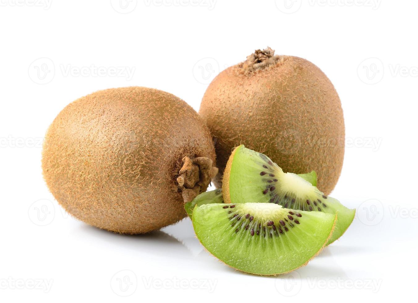 kiwi e seus segmentos fatiados isolados no fundo branco foto