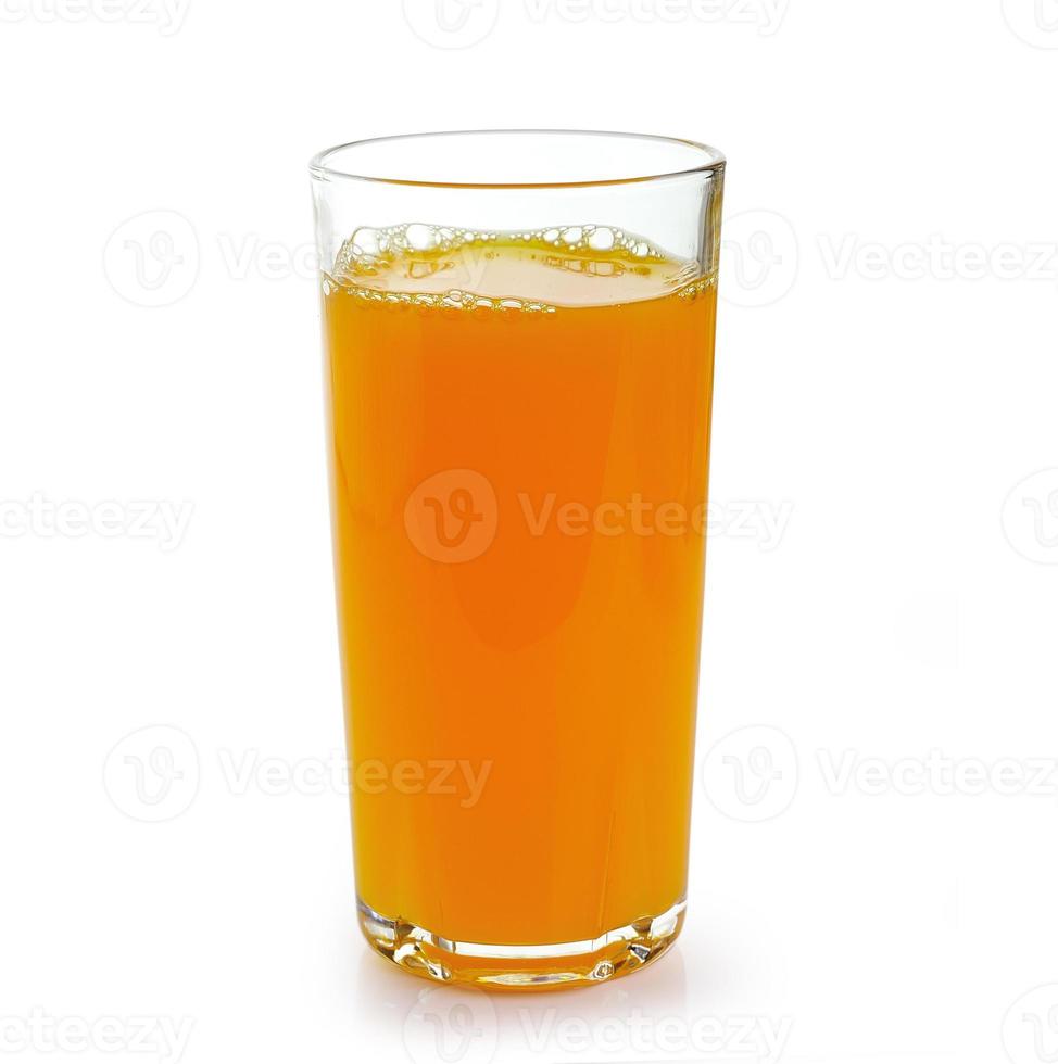 copo cheio de suco de laranja isolado no fundo branco foto