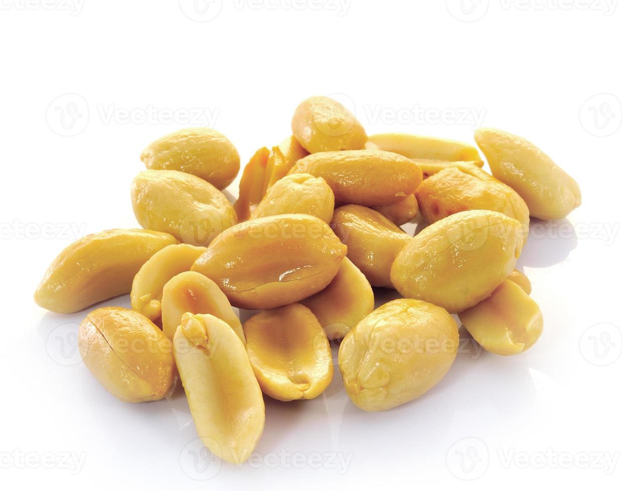 imagem de close-up de estúdio de amendoim isolada no fundo branco foto
