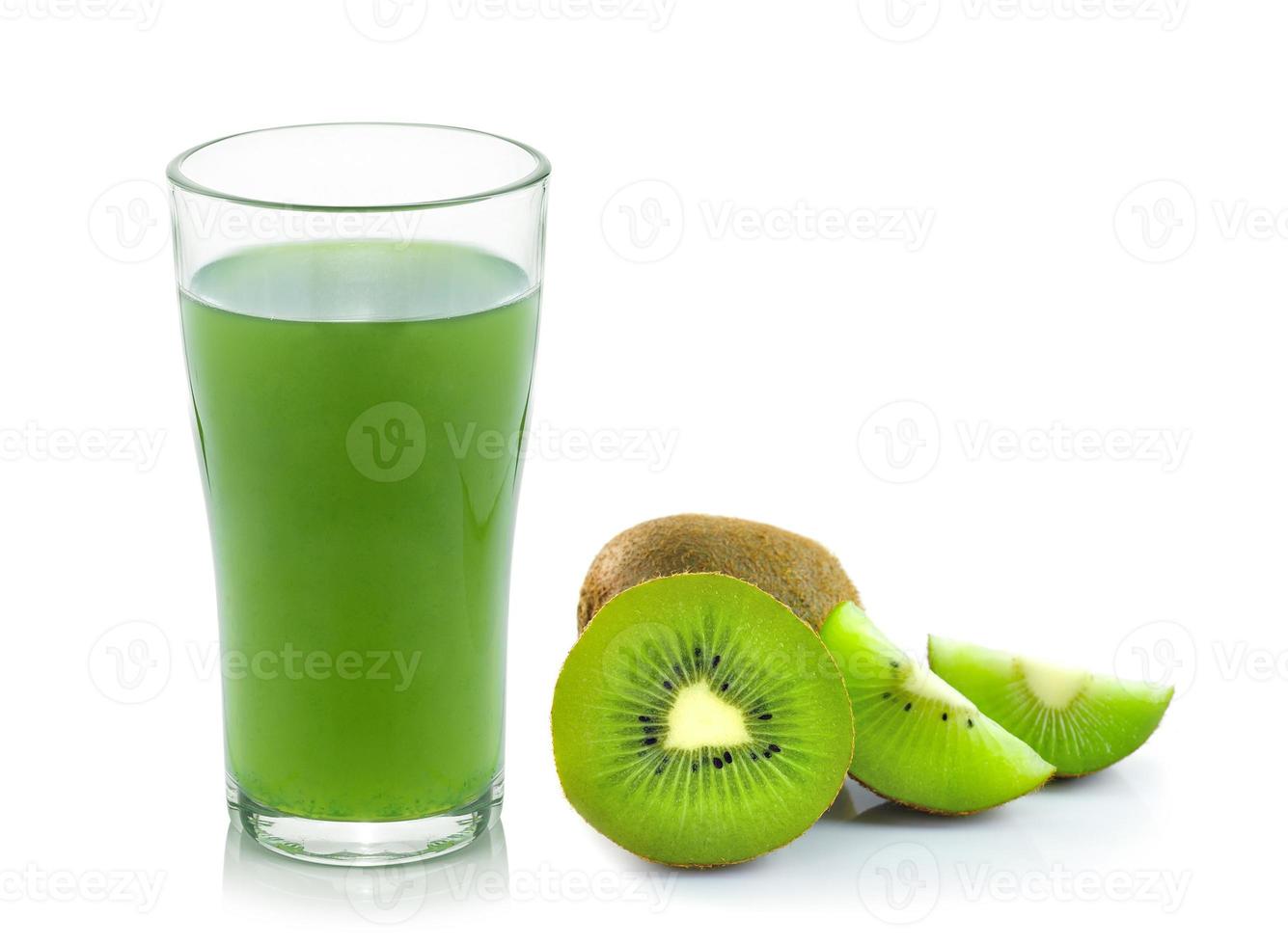 suco de kiwi isolado no fundo branco foto