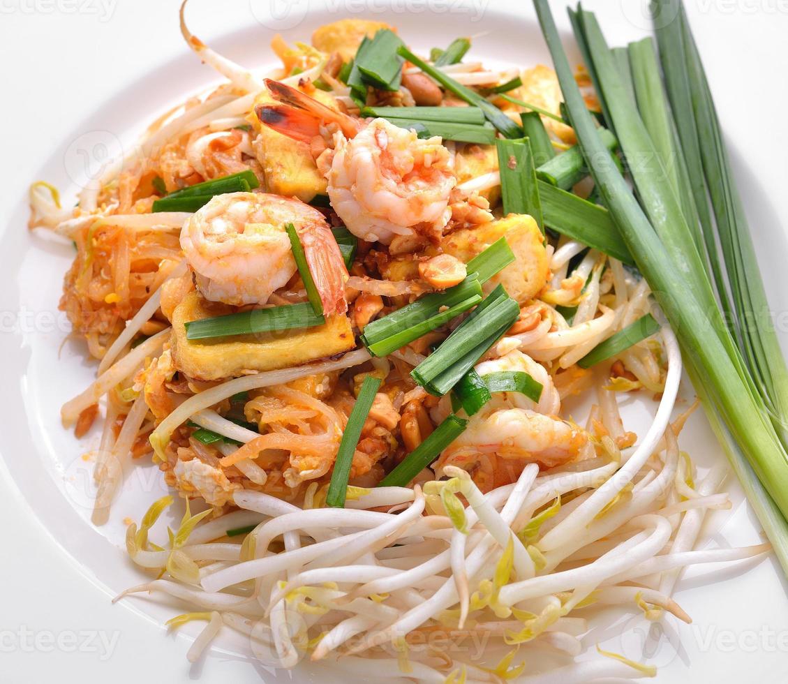 pad comida tailandesa tailandês, frite macarrão com camarão foto