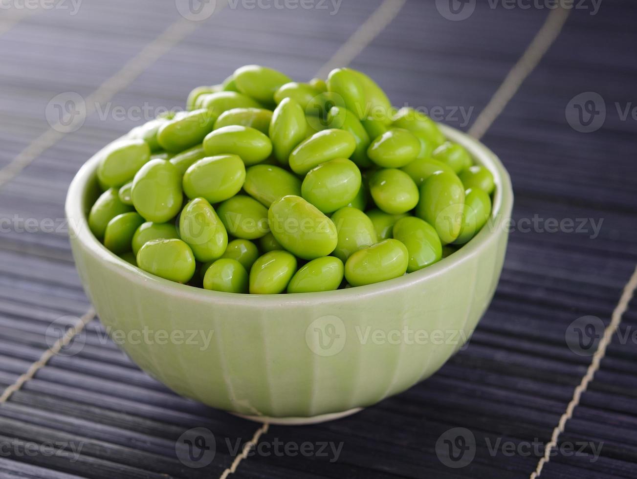 feijão de soja edamame em tigelas foto