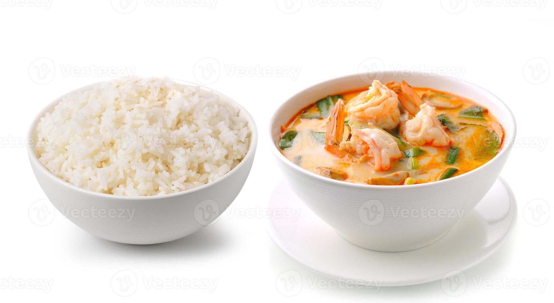 arroz jasmim e tom yam kung isolados no fundo branco foto