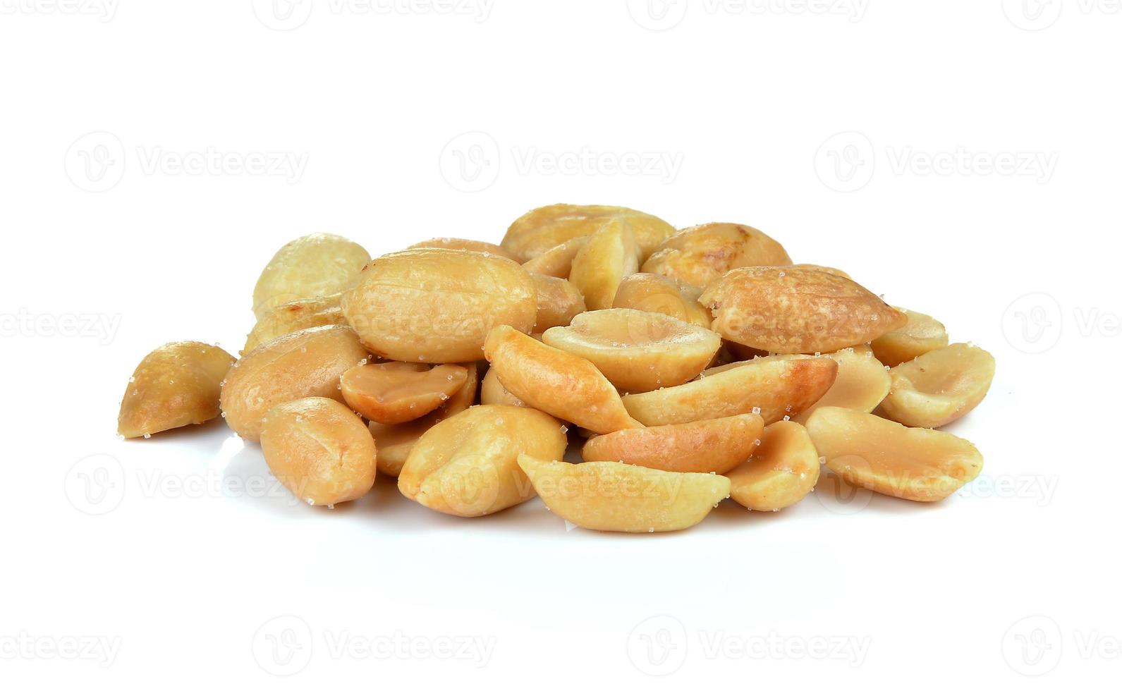 amendoim em fundo branco foto