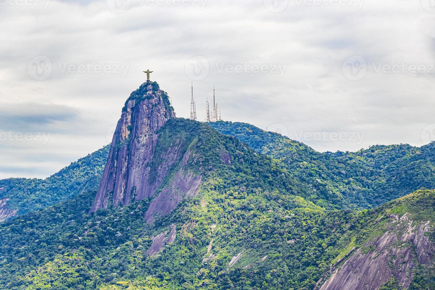 cristo redentor na montanha do corcovado rio de janeiro brasil. foto