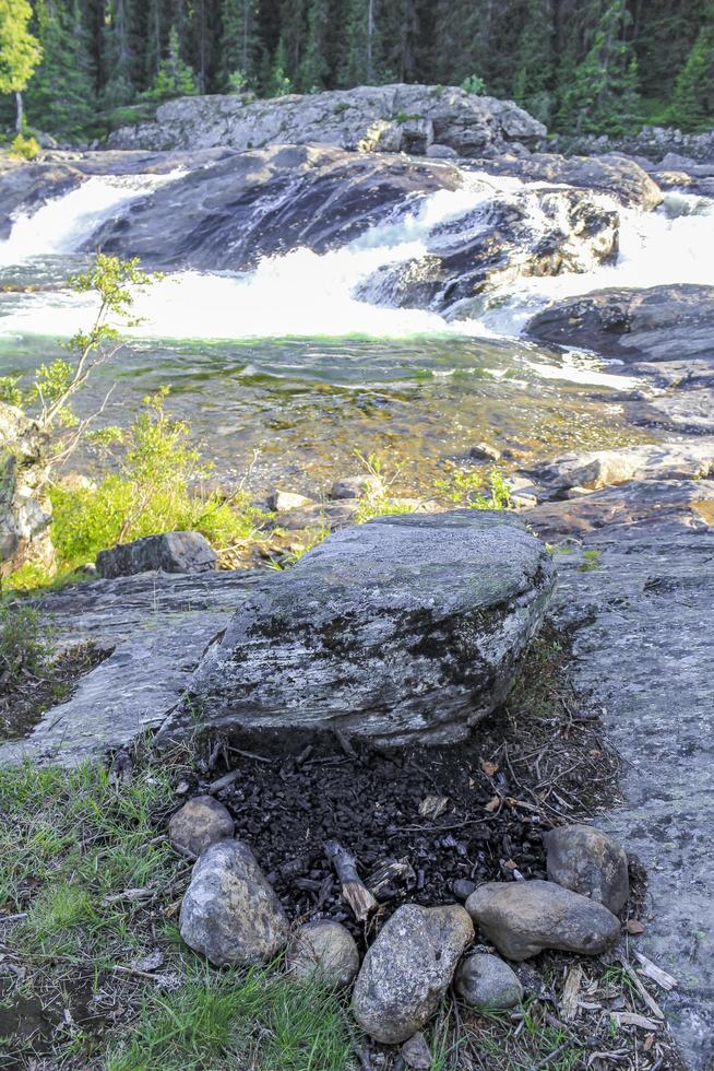 água corrente do rio da cachoeira rjukandefossen, hemsedal, noruega. foto