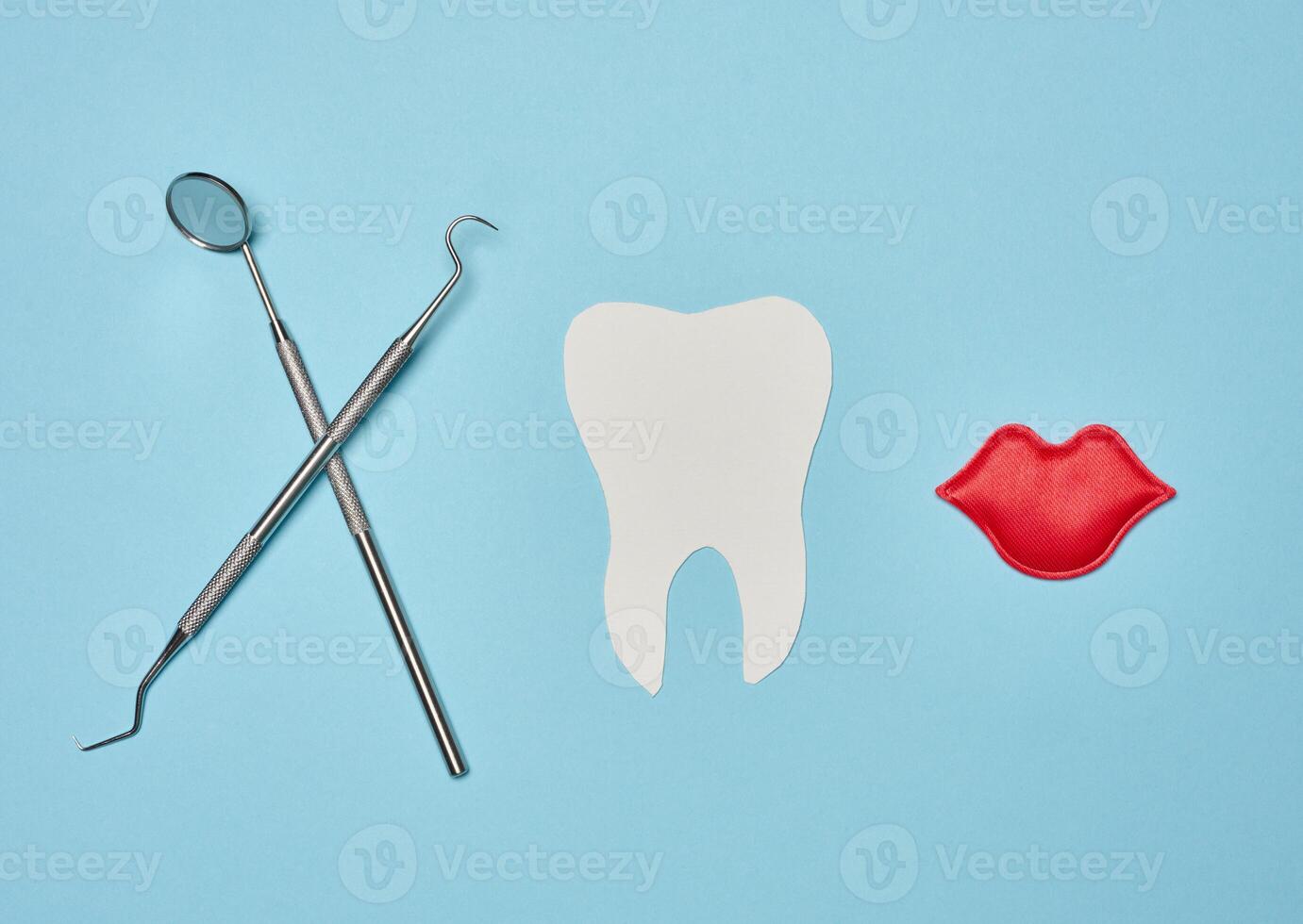 papel humano dente e dentista médico instrumentos em azul fundo foto