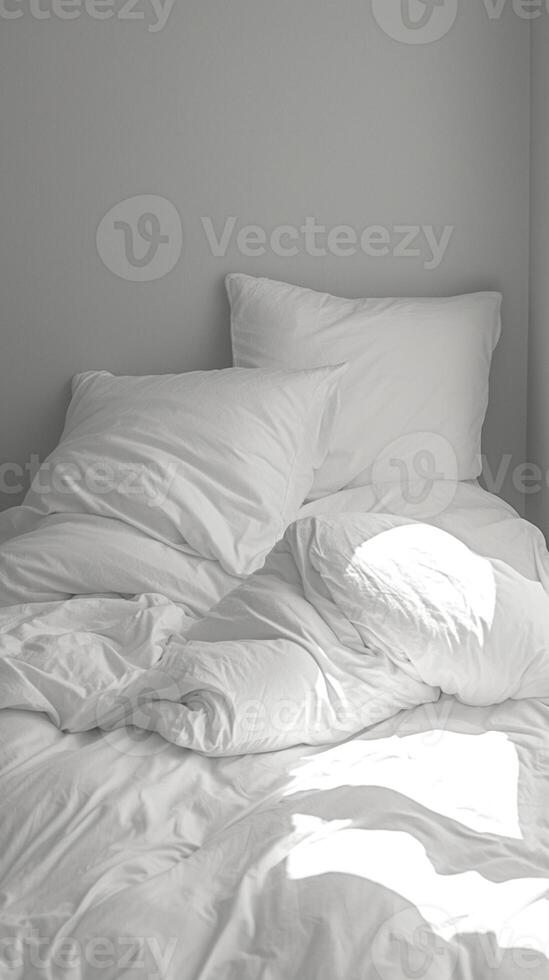 ai gerado relaxado vibrações bagunçado branco roupa de cama folhas e almofadas dentro monocromático vertical Móvel papel de parede foto
