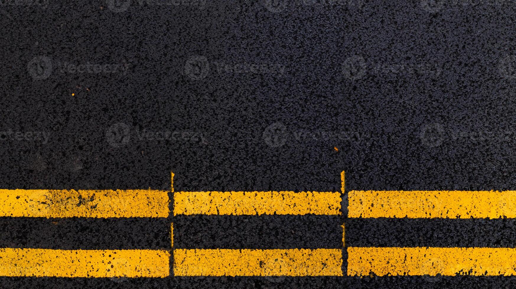 vívido amarelo não estacionamento linhas, urbano a infraestrutura detalhe. foto