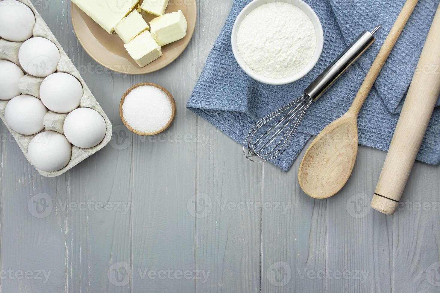 ingredientes e cozinha utensílios para fazer caseiro bolos. casa cozinha. cópia de espaço. plano deitar. foto