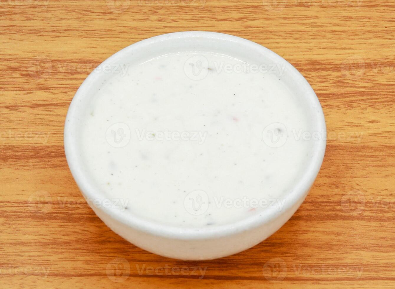 fresco raita com dahi ou iogurte servido dentro uma tigela isolado em cinzento fundo lado Visão do indiano, paquistanês Comida foto