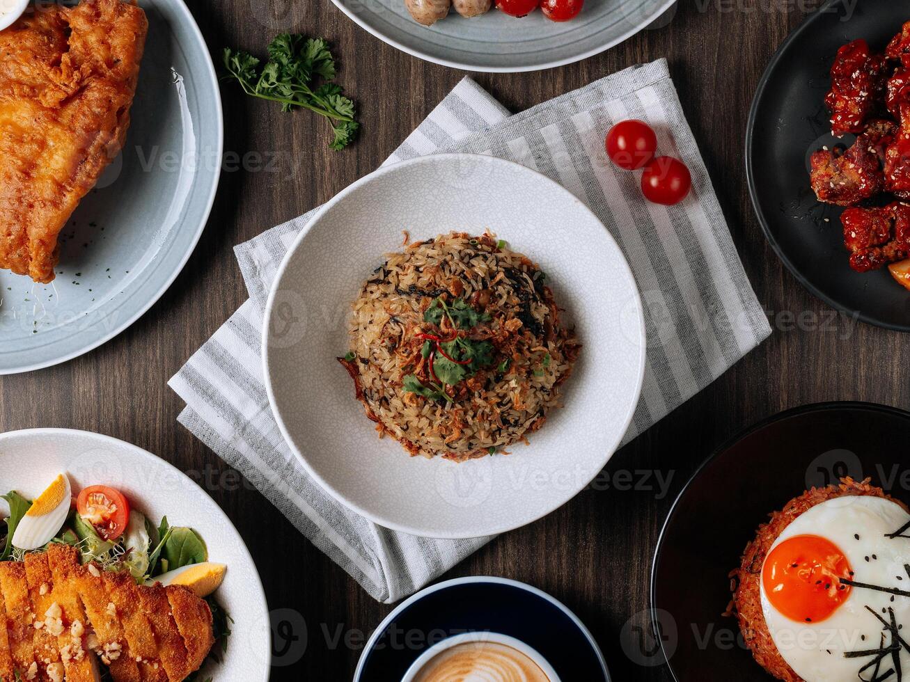 uma café da manhã velozes Comida mesa panela frito selvagem bacalhau peixe, Kimchi frito arroz, asa zing, peixe e salgadinhos, caramelo café com leite, ovos pedra Preta, topo Visão Comida foto