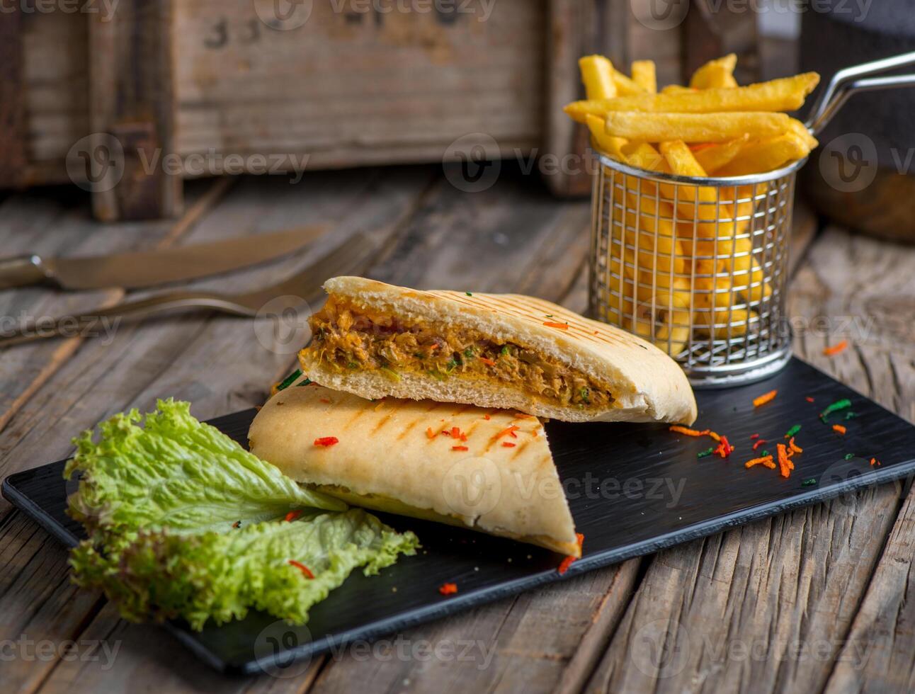 frango cogumelo panini com fritas isolado em corte borda lado Visão do comida rápida em de madeira fundo foto