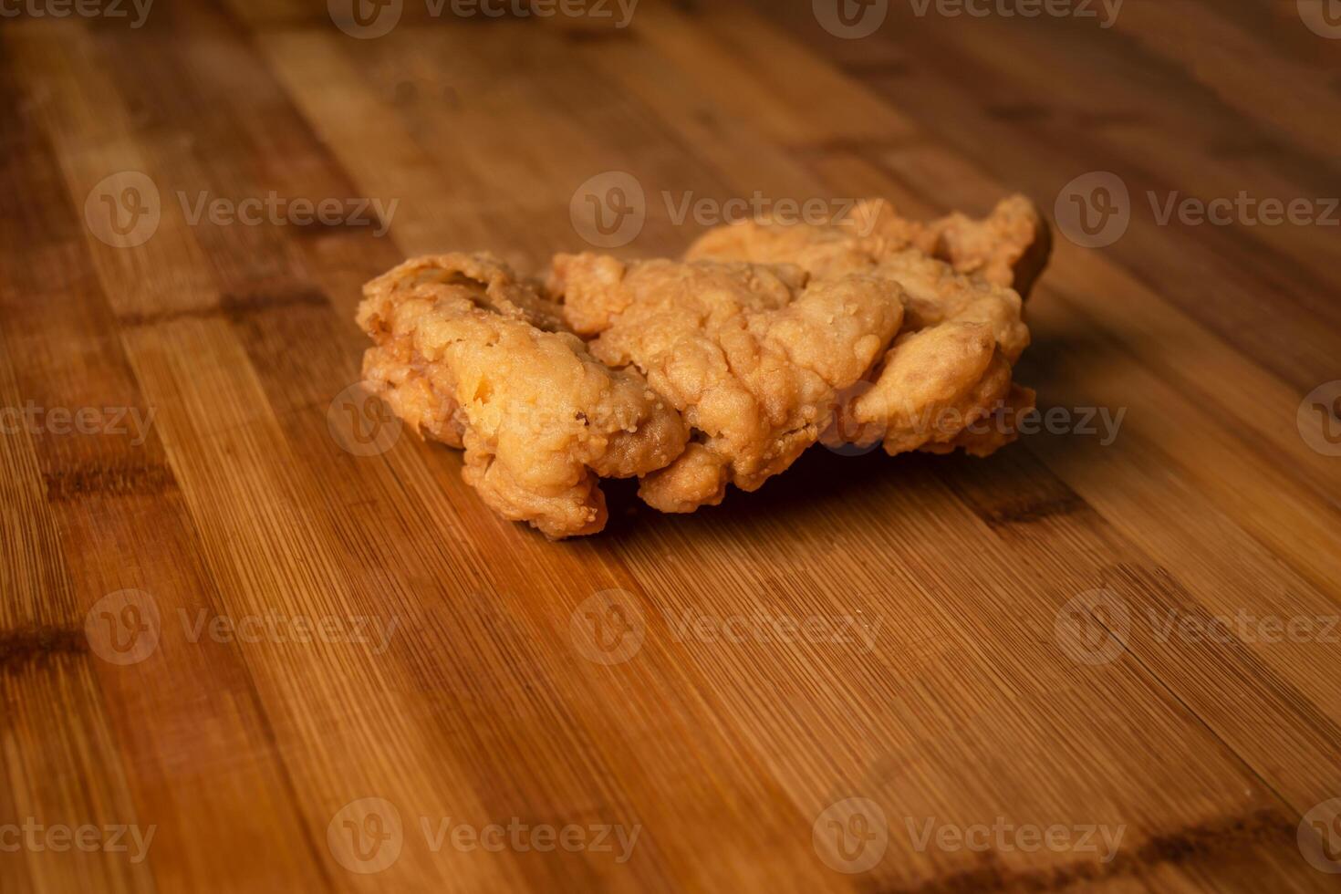 crocantes frango patty isolado em de madeira mesa topo Visão do indiano Comida foto