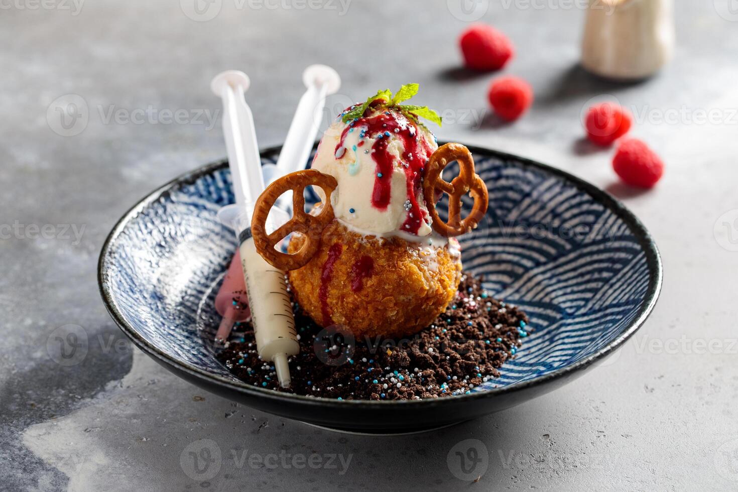 frito bolo de queijo com gelo creme, chocolate lasca e bagas servido dentro prato isolado em mesa topo Visão do árabe café da manhã foto