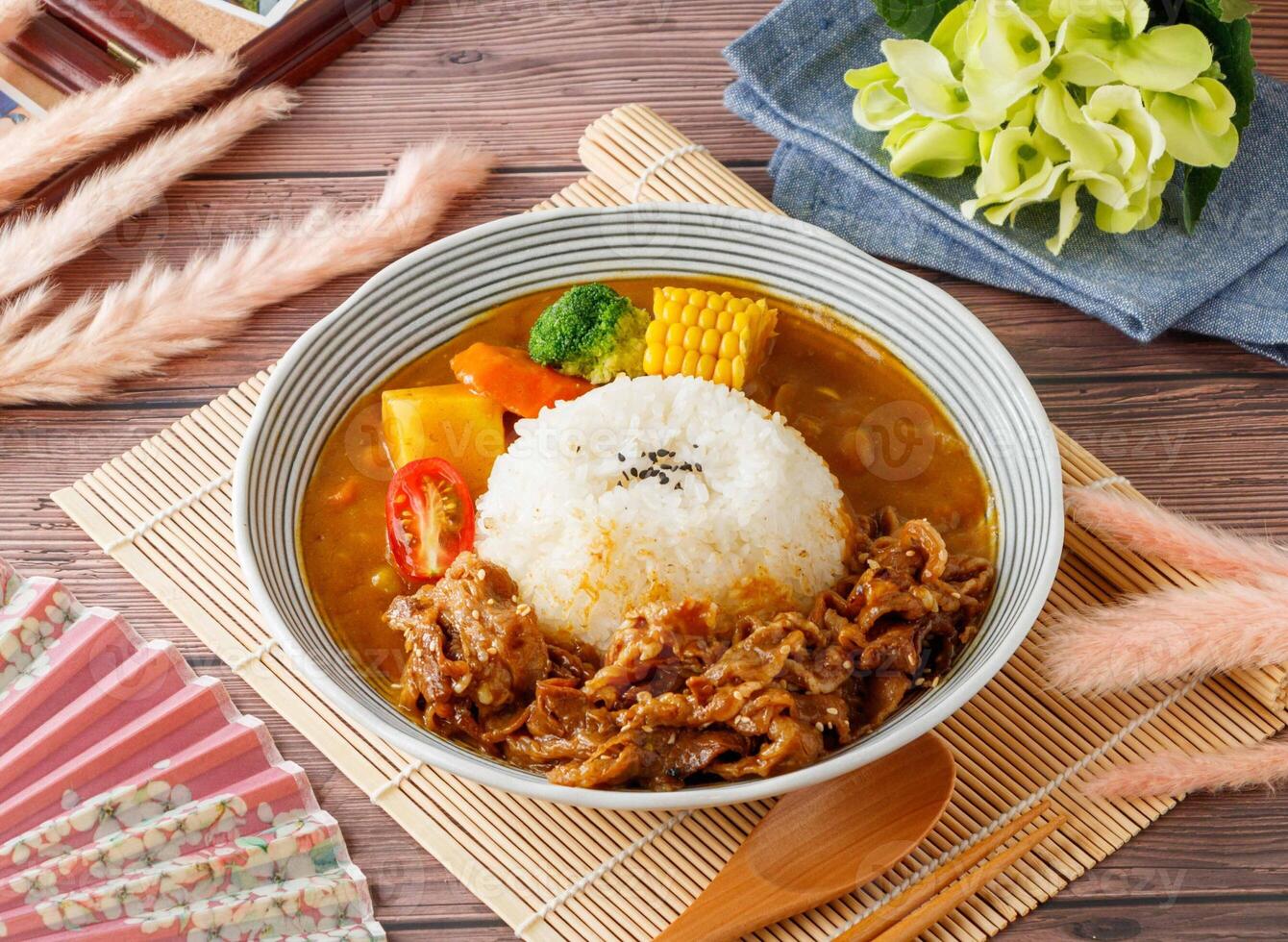 envelhecido carne Curry arroz servido dentro prato isolado em mesa topo Visão do Taiwan Comida foto