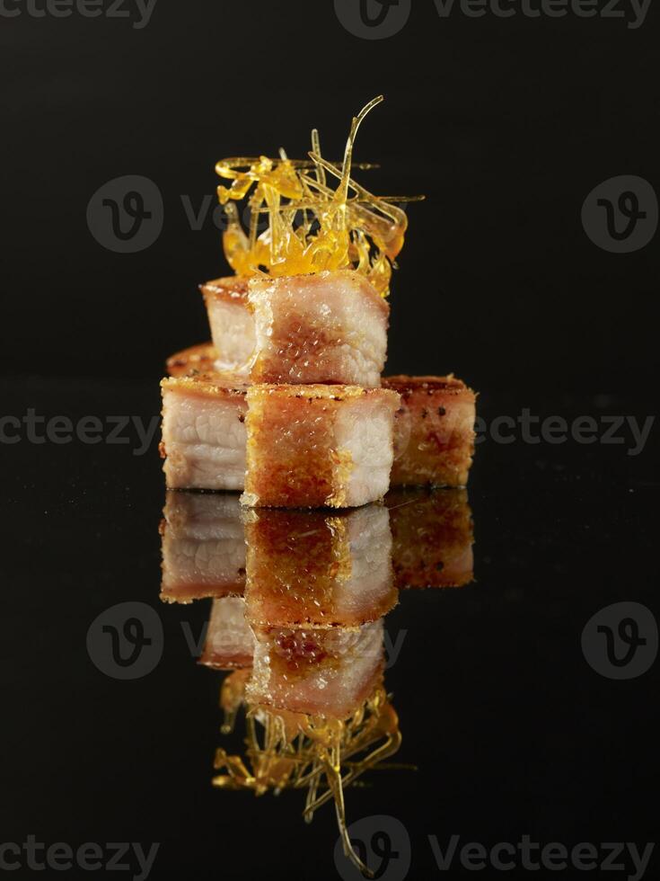 caramelizar carne de porco barriga servido dentro prato isolado em mesa topo Visão do Comida foto