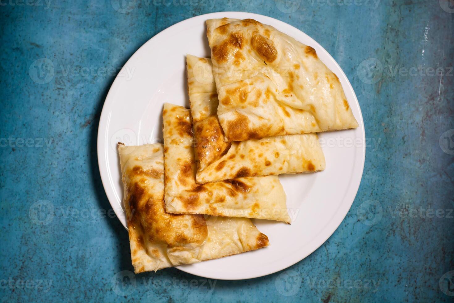 crocantes paratha fatiado servido dentro uma prato isolado em fundo topo Visão do paquistanês Comida foto