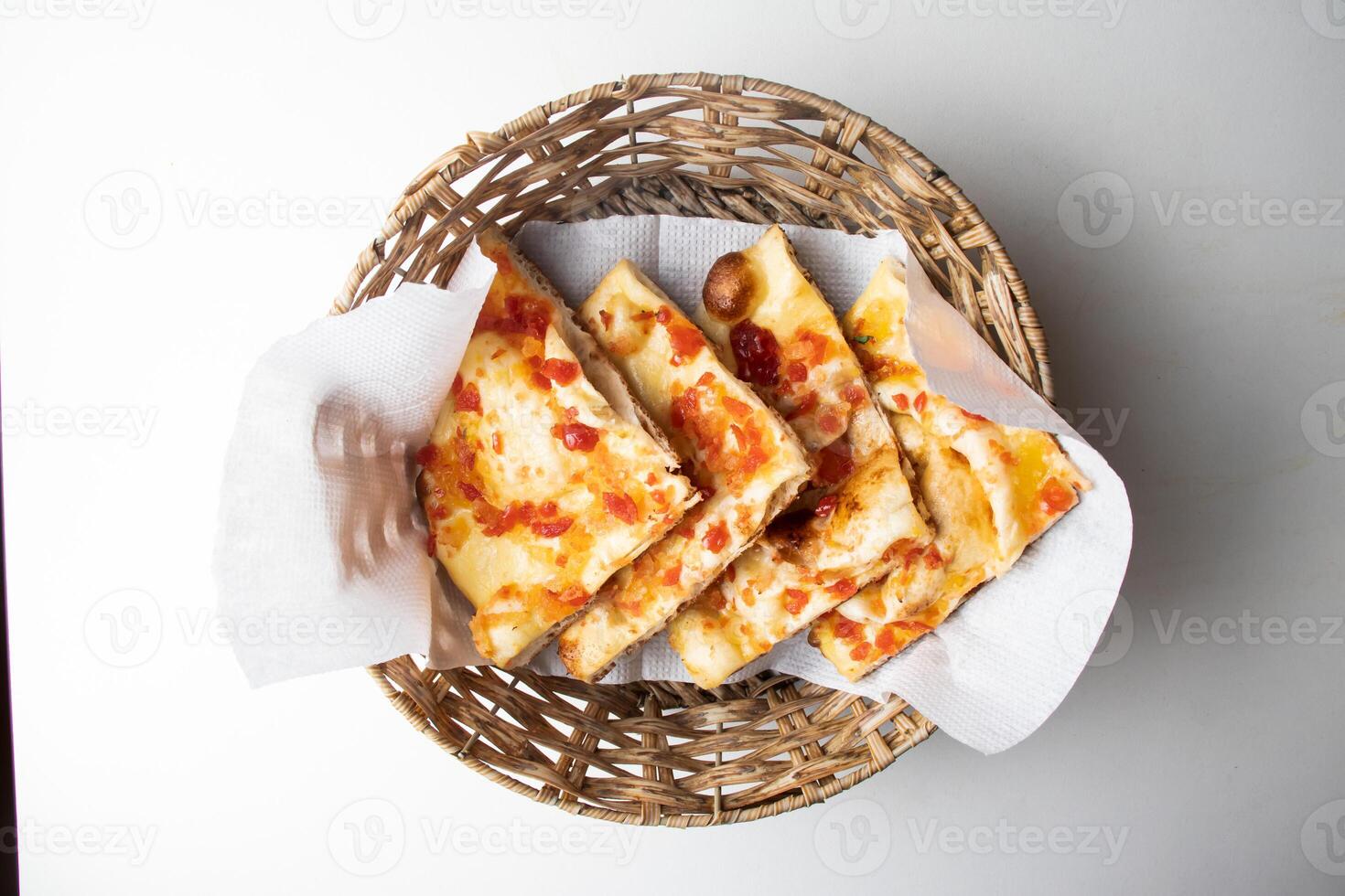 Caxemira naan servido dentro uma prato isolado em cinzento fundo topo Visão do Bangladesh Comida foto