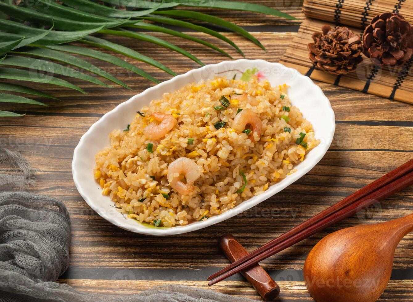 assinatura ovo frito arroz servido dentro tigela isolado em mesa topo Visão do Taiwan Comida foto