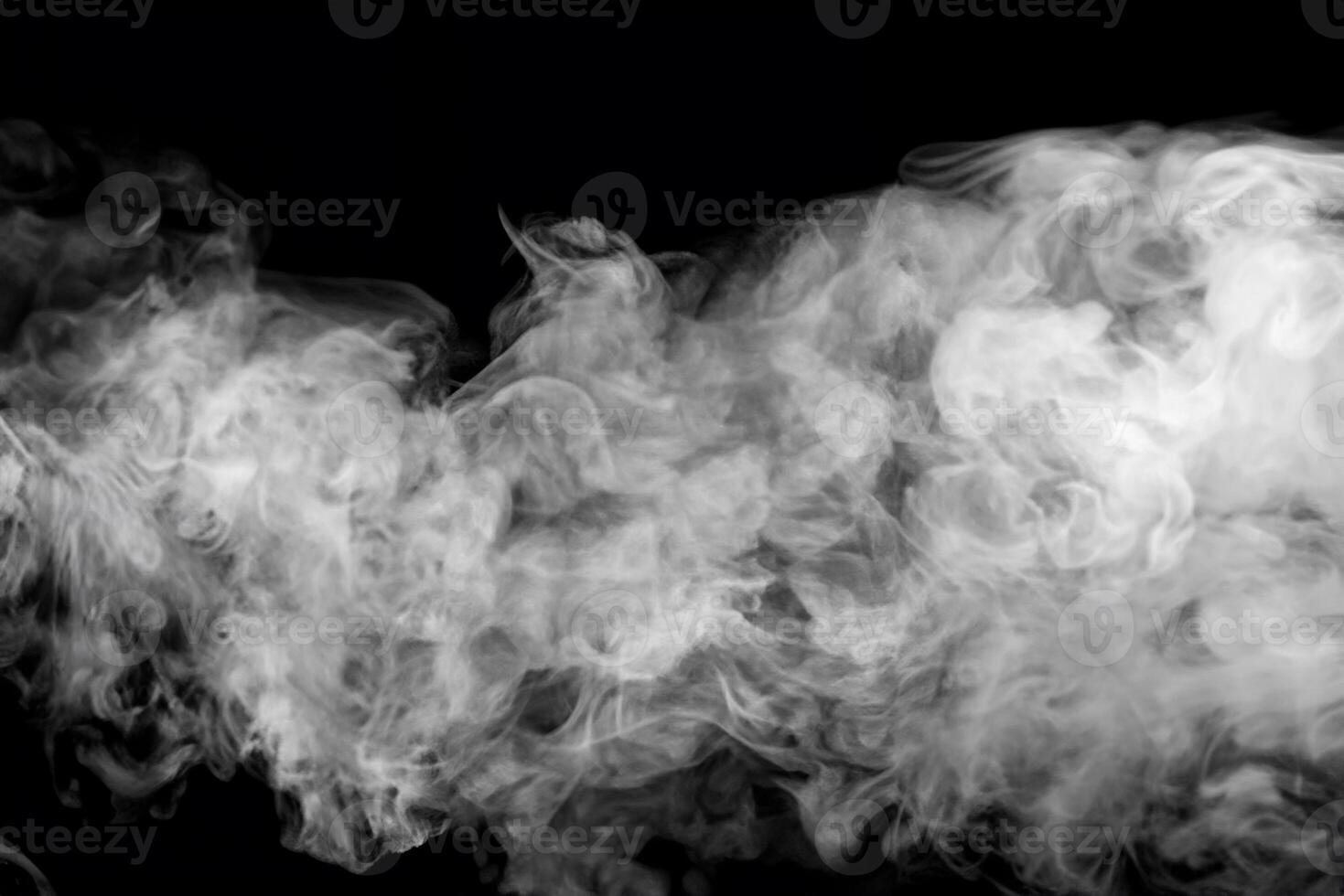 sussurros do mistério, fumaça textura em Preto fundo. foto