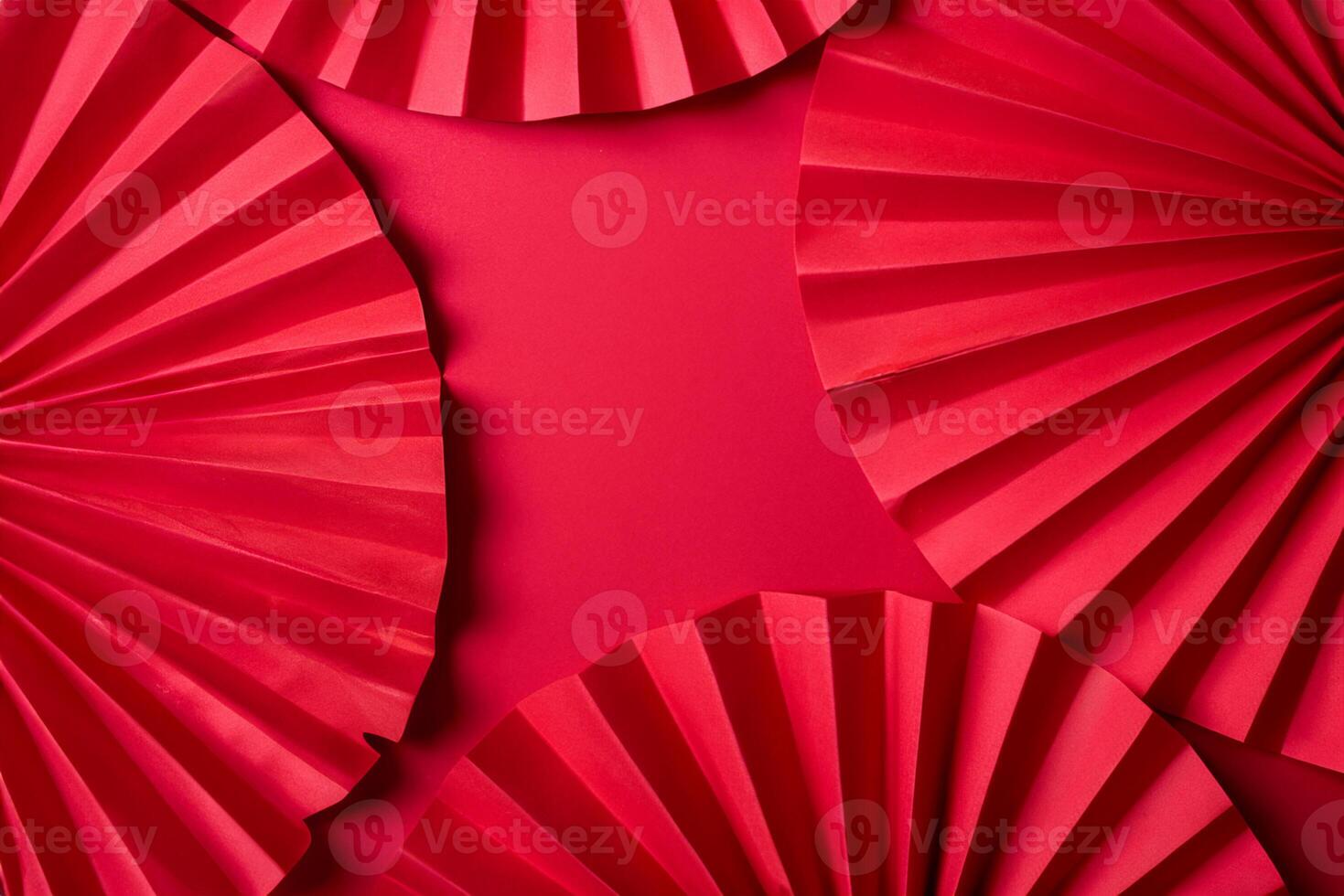 tradicional papel fãs com vermelho círculos contra chinês ornamental fundo. foto