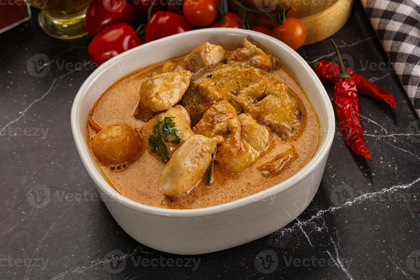 tailandês tom yum sopa com frango foto