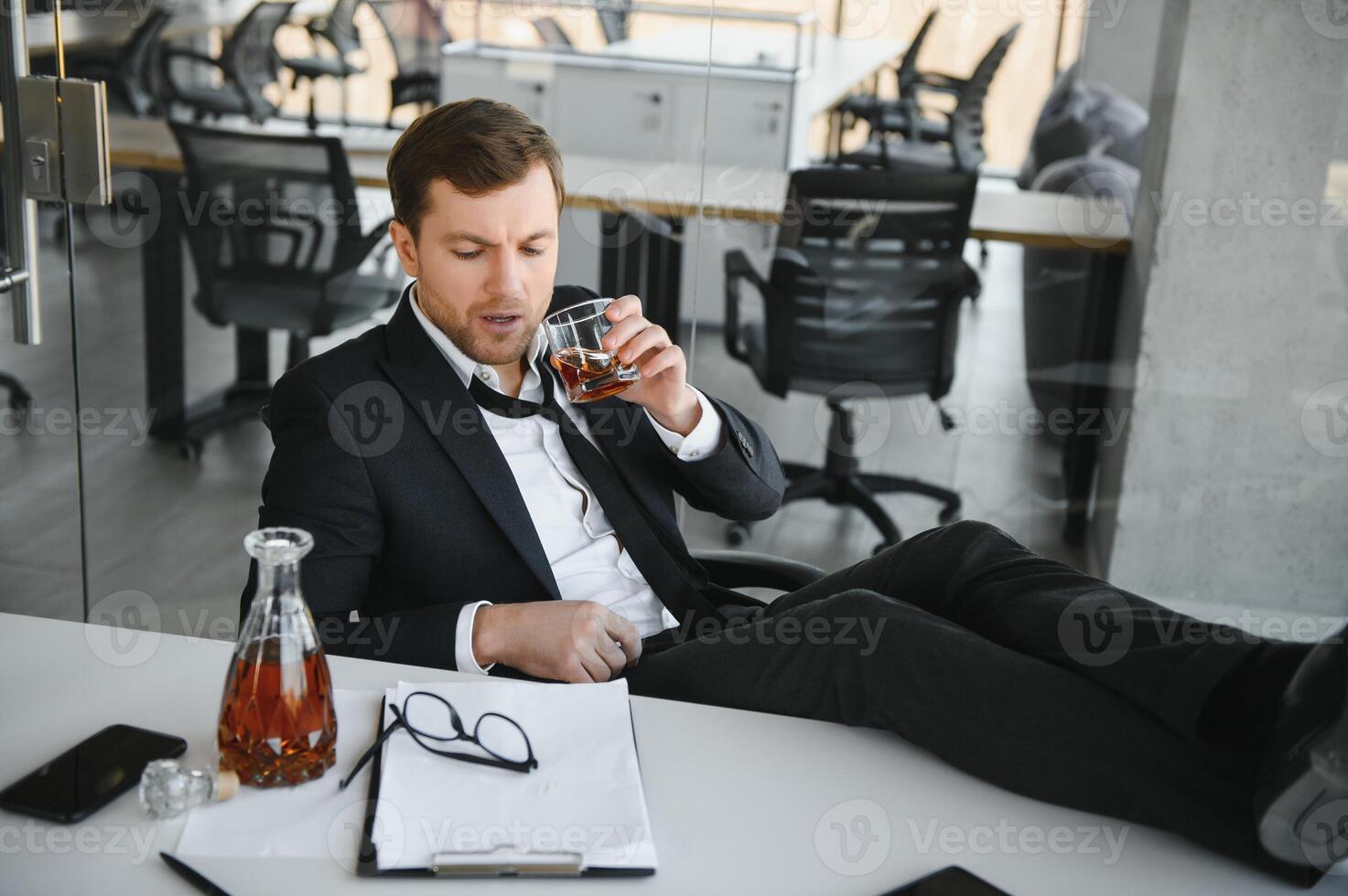 alcoolismo às trabalhar. cansado empregado bebendo álcool às ambiente de trabalho, pode não lidar com estresse. foto