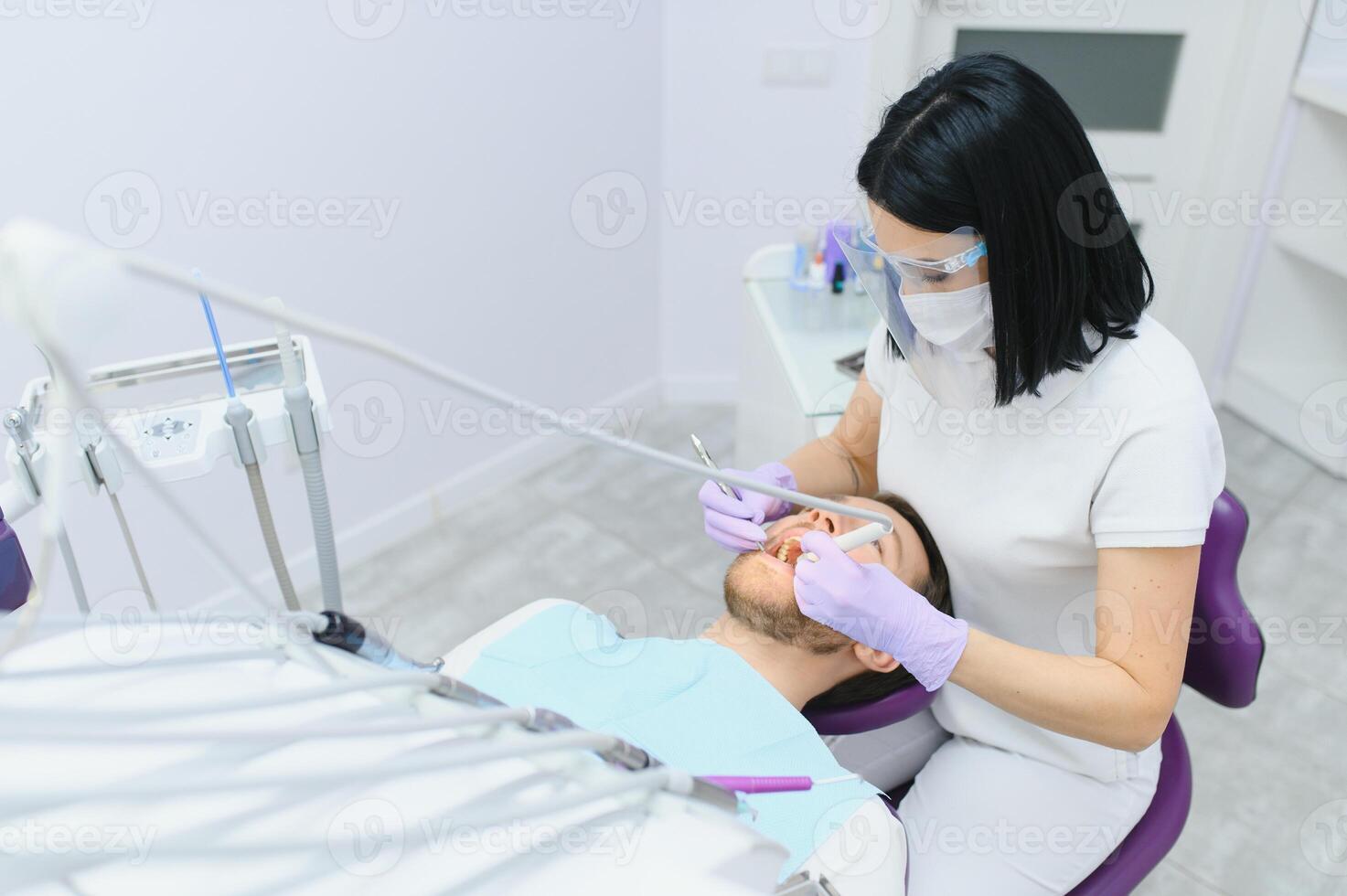 dental Cuidado conceito. bonito jovem cara às a Dentistas escritório. foto