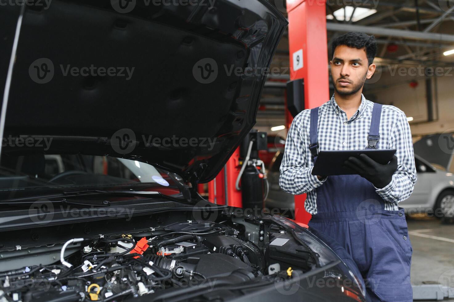 homem carro técnico mecânico reparação carro problema do motor, durante sistema verificação detalhe, usando tábua computador para manutenção e fixação dentro carro garagem. foto