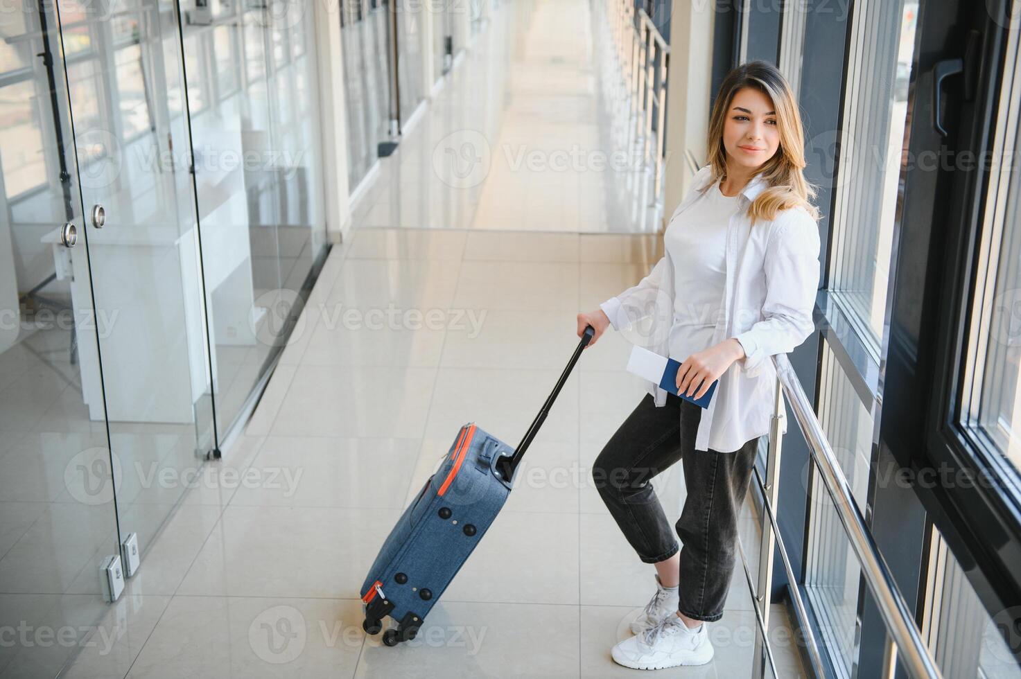 muito jovem passageira no aeroporto foto