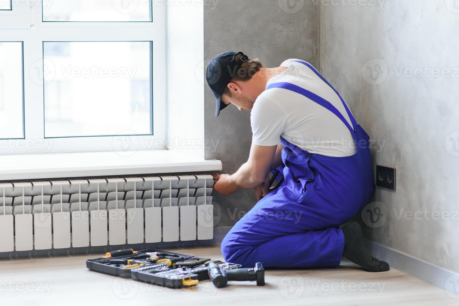 aquecimento sistema instalação e manutenção serviço. encanador instalando radiador. foto