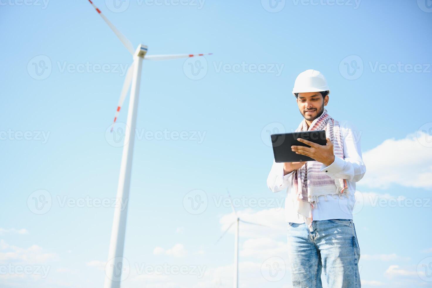 indiano moinho de vento engenheiro inspeção e progresso Verifica vento turbina. foto