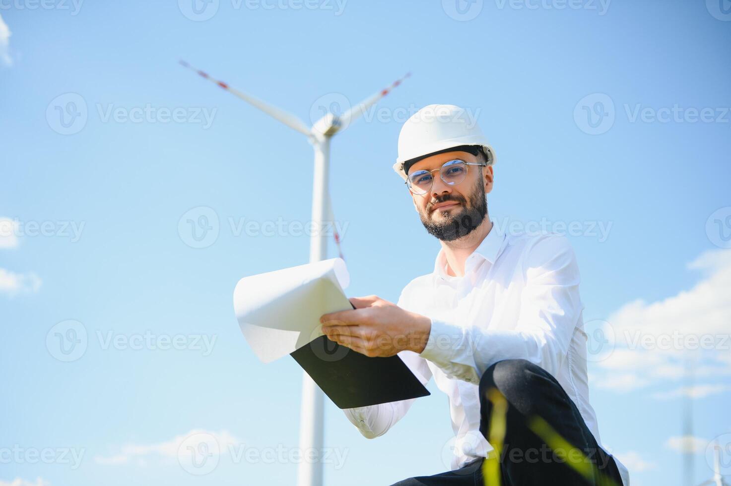 engenheiro trabalhando às alternativo renovável vento energia Fazenda - sustentável energia indústria conceito foto