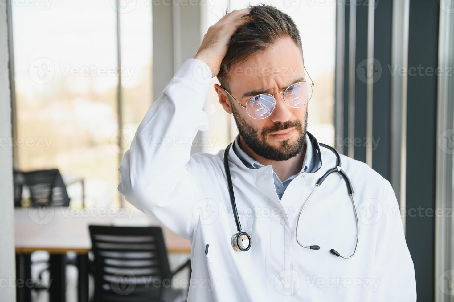 estressado masculino doutor. meio adulto masculino médico trabalhando grandes horas. sobrecarregado médico dentro dele escritório. não até médicos estão isentar a partir de esgotamento foto