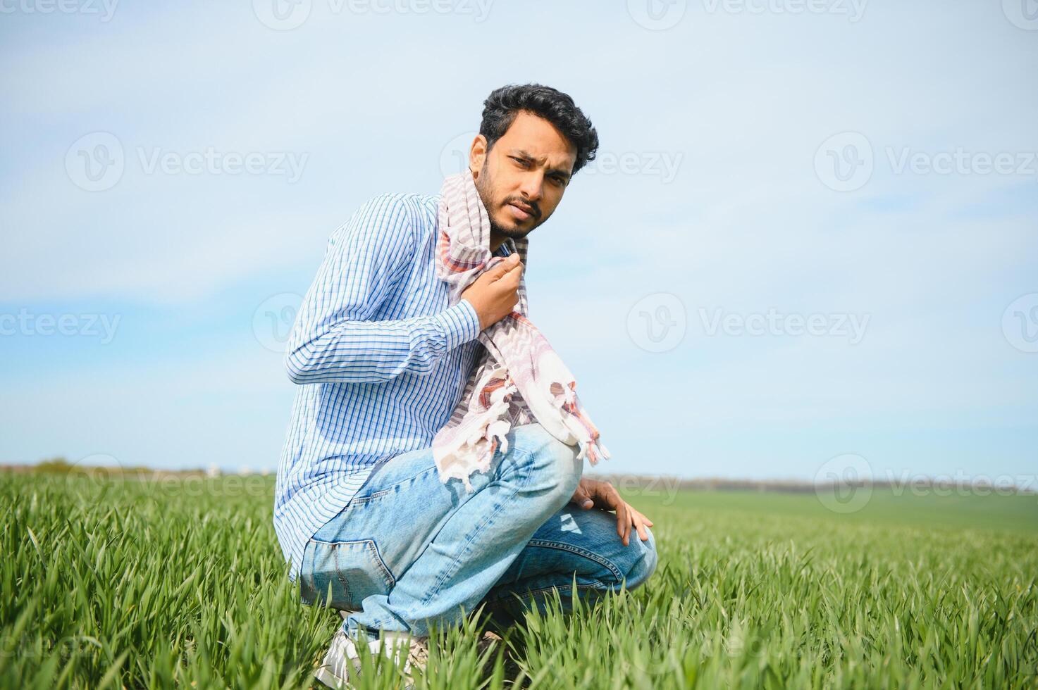 indiano agricultor dentro dele trigo campo foto