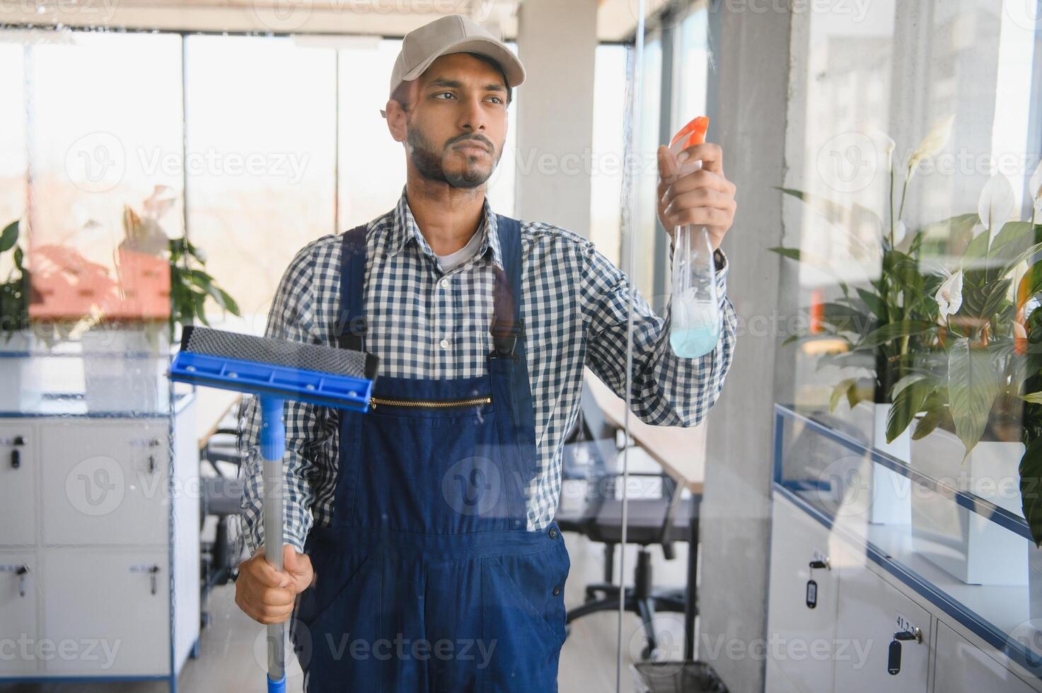 masculino zelador limpeza janela dentro escritório foto