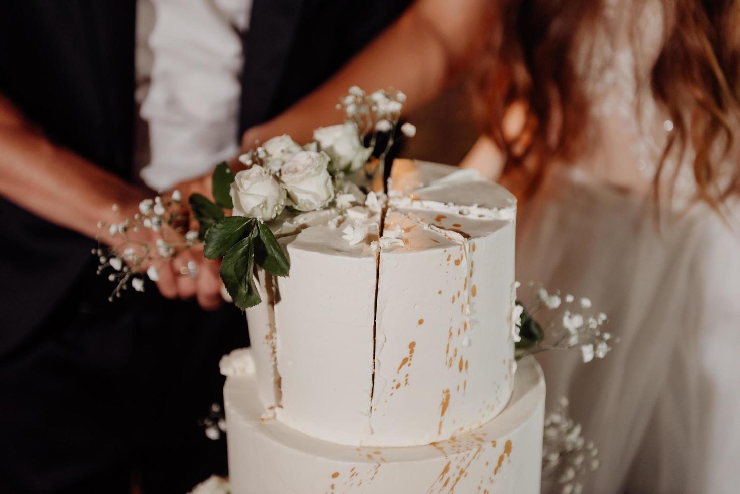 decorado com flores brancas bolo nu, estilo rústico para casamentos, aniversários e eventos. foto