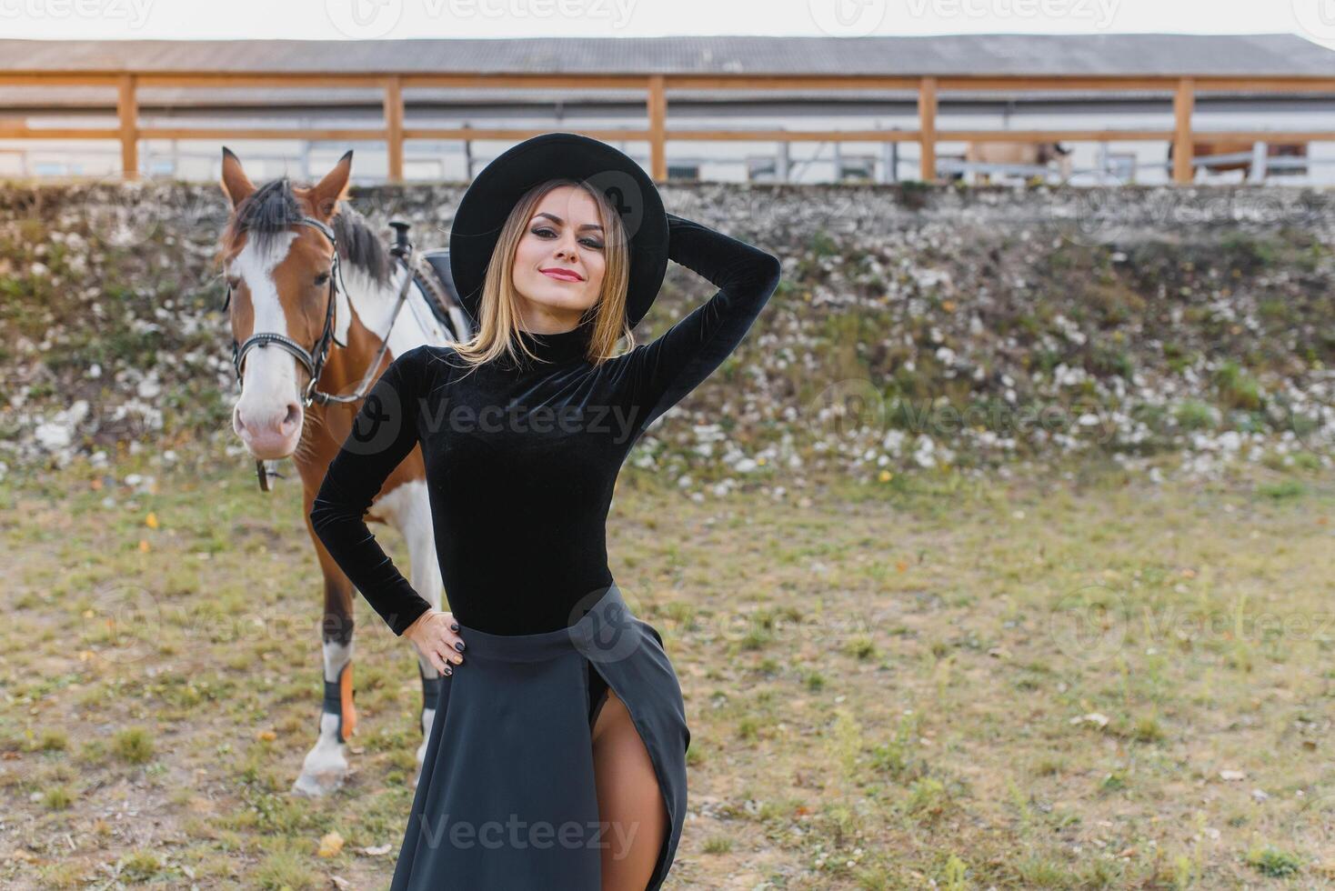 lindo glamour mulher com uma cavalo foto