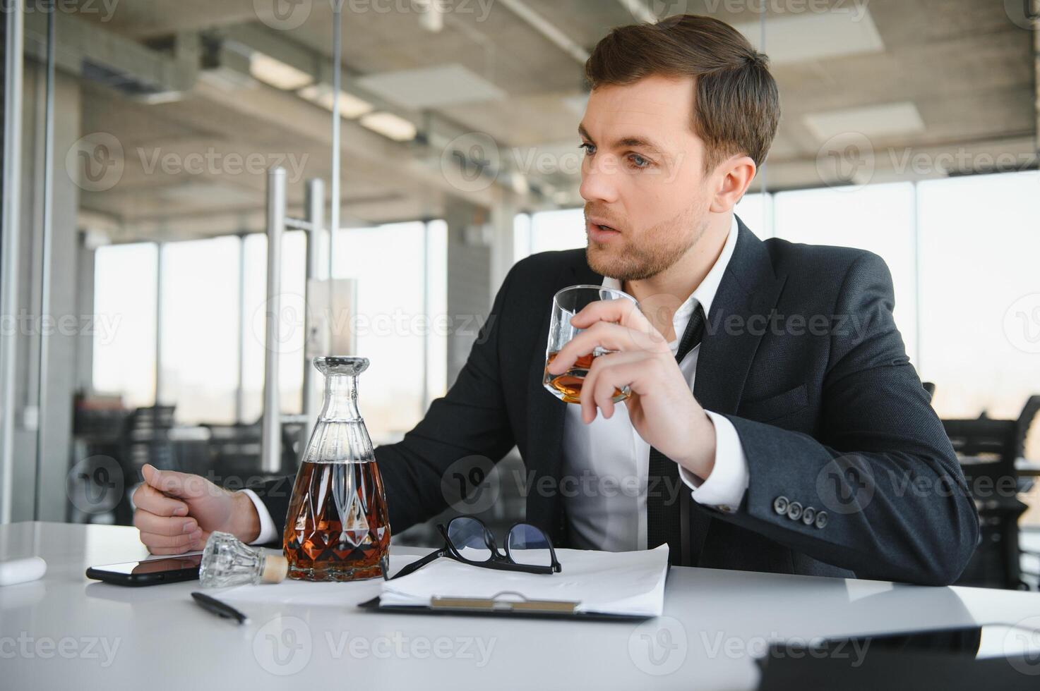 homem de negocios bebendo a partir de estresse às local de trabalho foto