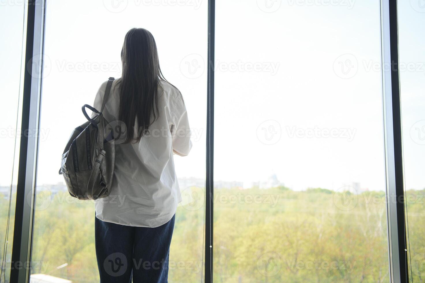 estudante em pé com livros e mochila às escola. foto