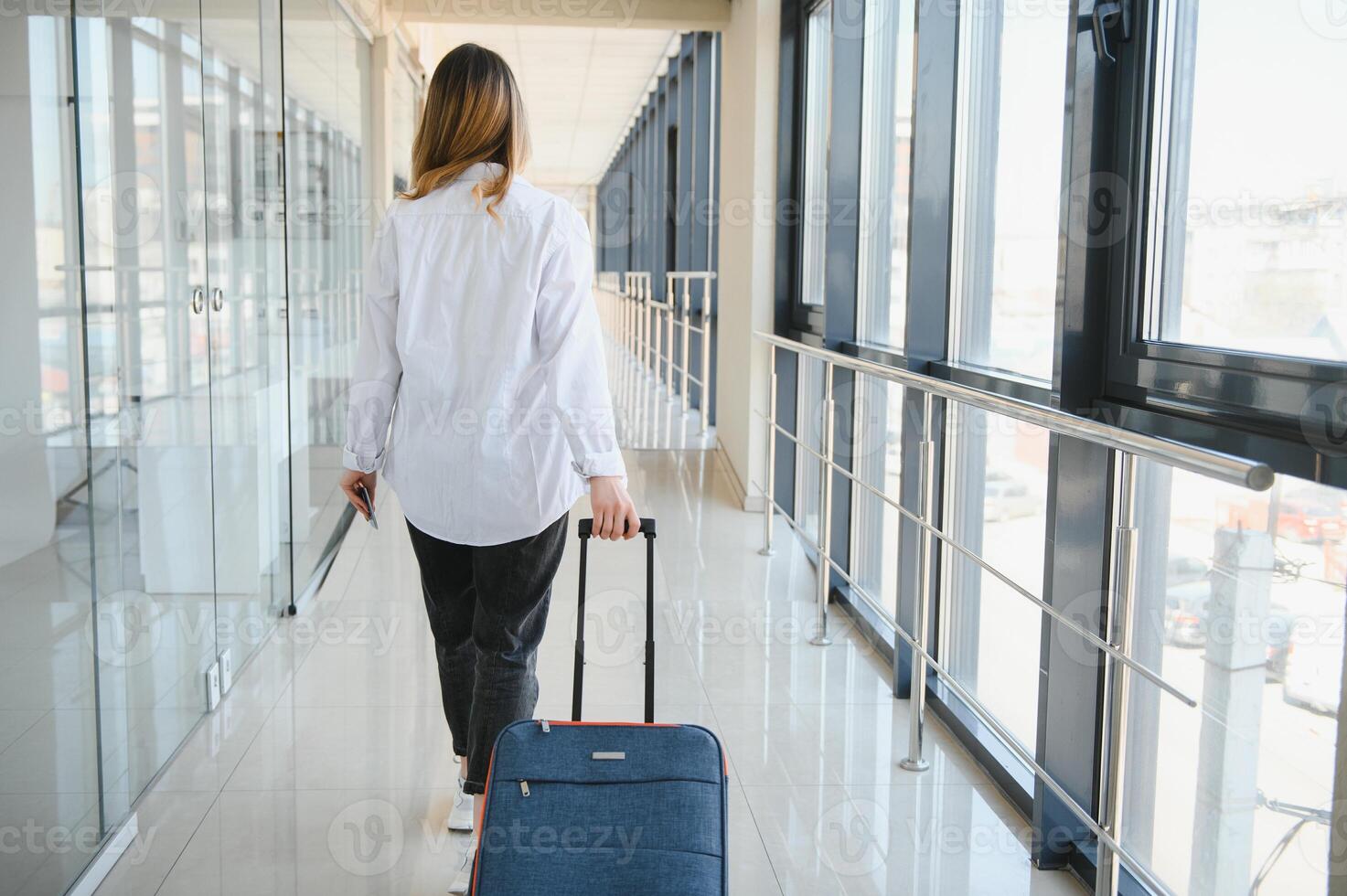 muito jovem passageira no aeroporto foto